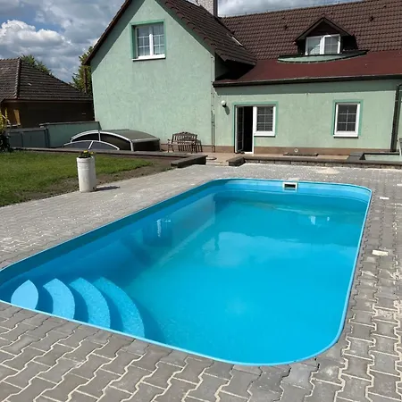 Apartman S Venkovnim Bazenem Zlonice Exterior photo